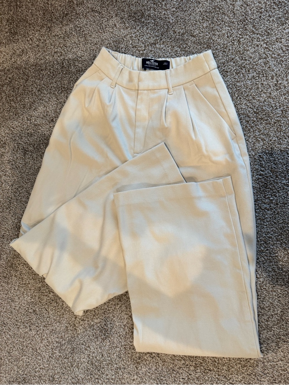 Hollister Cream High-Waist Pleated Trousers